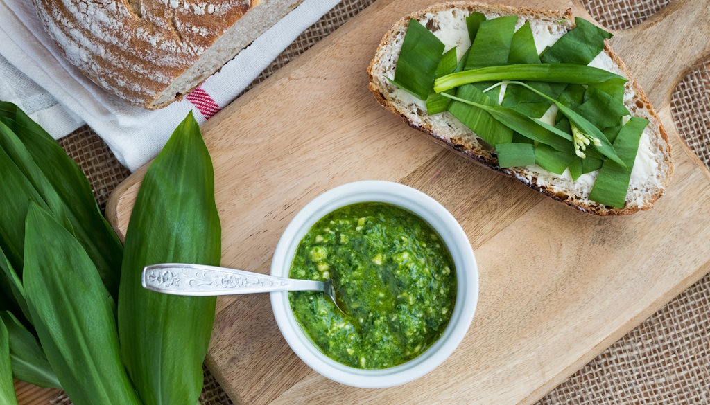 Bärlauchpesto mit Mischkornbrot an einem Aufschnittbrett