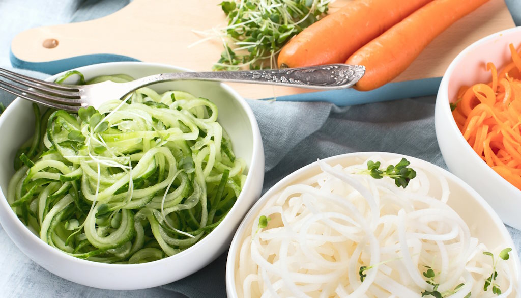 Zucchini-Nudeln (Zoodles), Karotten-Nudeln sowie weißer Rettich sind ideal mögliche Varianten für die Low Carb Carbonara.