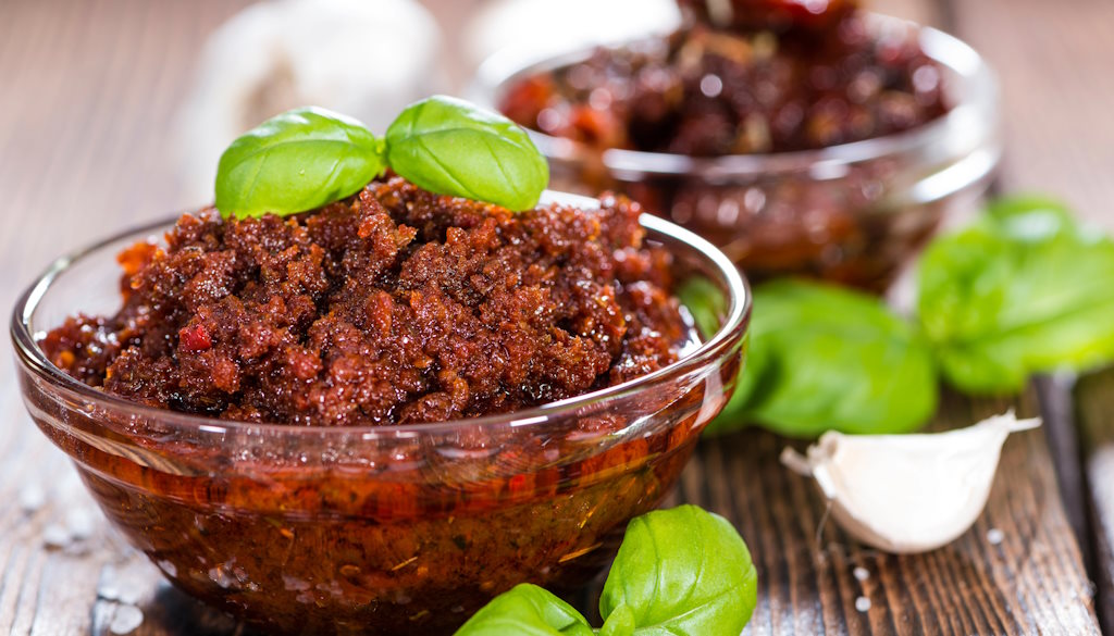 Pesto Rosso in einer Glasschale