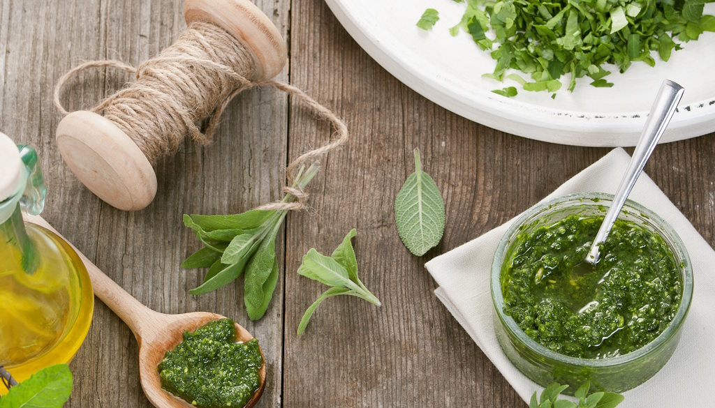 Salbeipesto mit etwas Minze