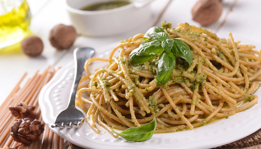 Spaghetti mit Pesto di Noci und Basilikum