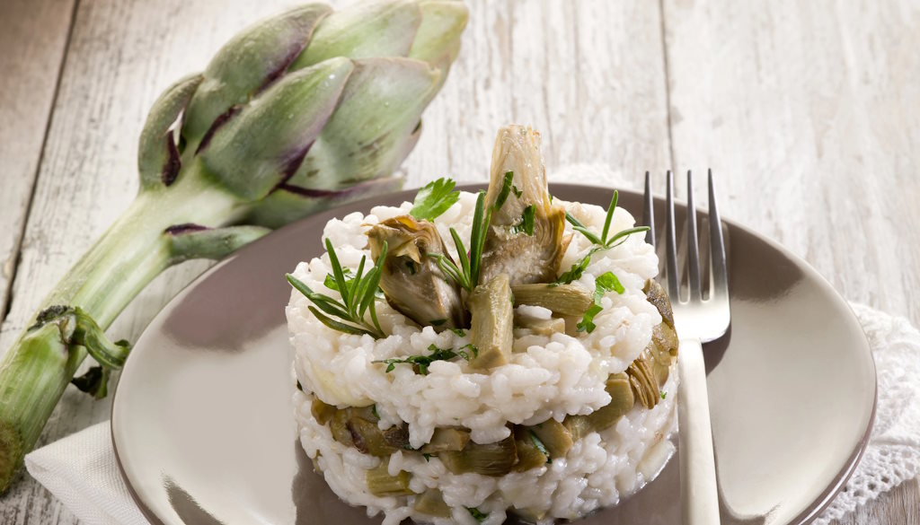 Risotto mit Artischocken geschichtet serviert