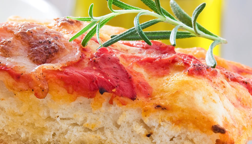 Sfincione originale - leckere sizilianische Pizza mit Rosmarin und nativem Olivenöl extra