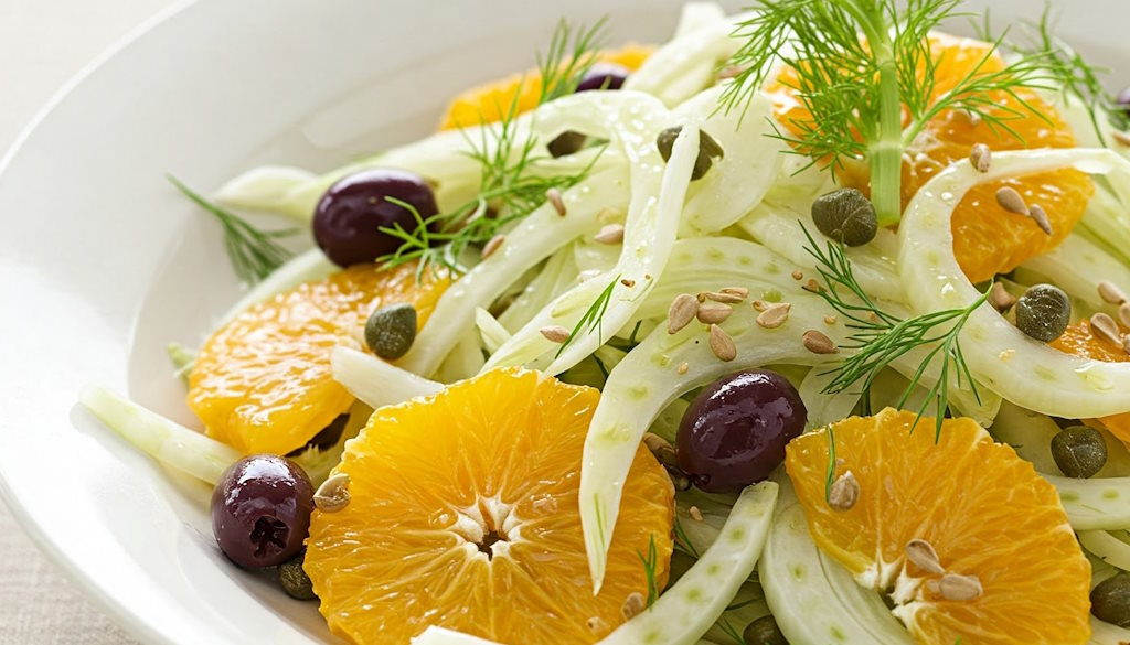 Sizilianischer Orangen Fenchel Salat mit schwarzen Oliven, Kapern und Sonnenblumenkernen und Fenchelkraut
