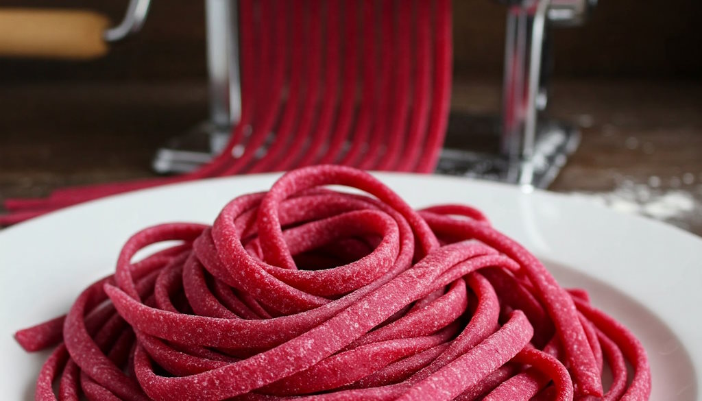 selbst gemachte Tagliatelle alla Barbabietola